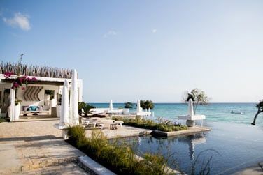 Sirotez une boisson rafrachissante au bar de l'htel