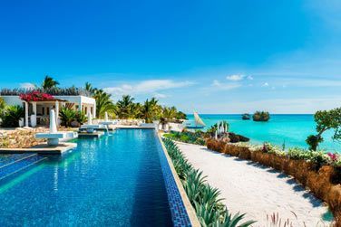 La piscine extrieure avec la vue sur les eaux turquoise de l'ocan