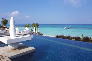 La piscine  dbordement offre une vue imprenable sur l'ocan Indien