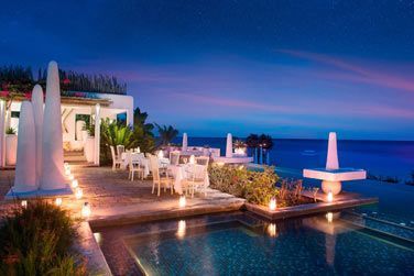 Possibilit de dner au bord de la piscine