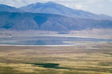 Dcouvrez de somptueux paysages mlant montagnes, lacs et savane...