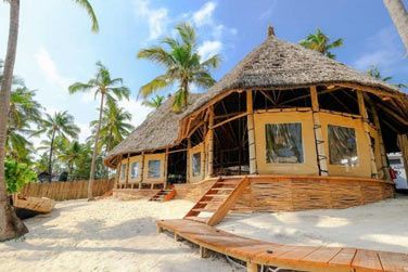 Le Baladin est un htel de charme au bord d'une belle plage de sable blanc