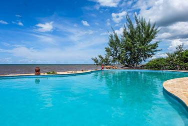 La belle piscine extrieure qui surplombe l'ocan Indien