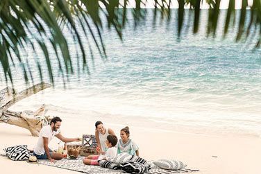 Un moment magique en famille autour d'un pique-nique sur la plage