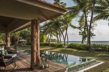 Profitez de la vue sur le lagon depuis la terrasse et la piscine