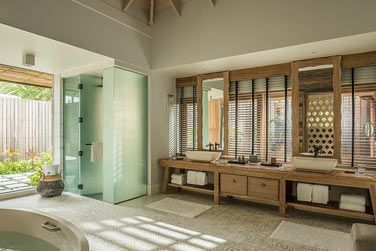 Voici la salle de bain spacieuse du Four Seasons