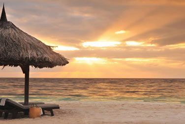 Contempler les somptueux couchers de soleil sur l'ocan Indien depuis la plage...