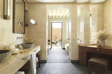 La salle de bain de la Villa vue jardin 1 chambre avec piscine