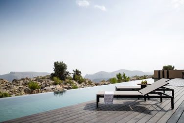 La terrasse et la piscine prive de la Villa Cliff