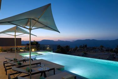 La terrasse et la piscine  dbordement de la Villa Royal Mountain