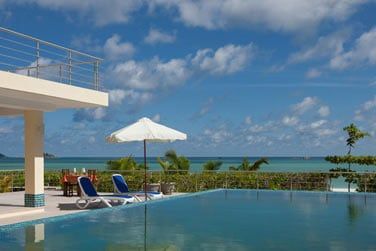 Situe directement en front de mer, vous pourrez vous relaxez en admirant la vue