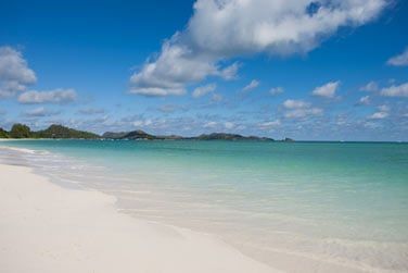 Au bord de la magnifique plage d'Anse Volbert au sable fin et aux eaux turquoises