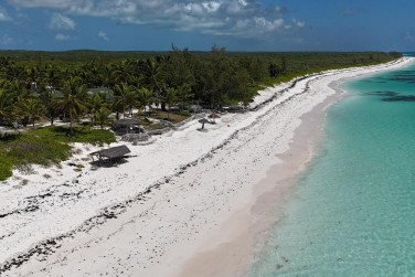Somptueuse plage de sable fin rose...