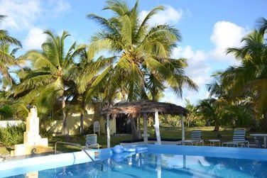 Moment de dtente en fin de journe au bord de la piscine !