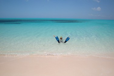 d'une eau chaude et translucide