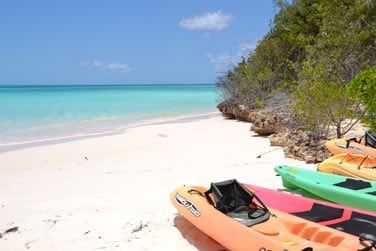 Un blouissant lagon bleu turquoise que vous pourrez partir explorer en kayak, en palmes...