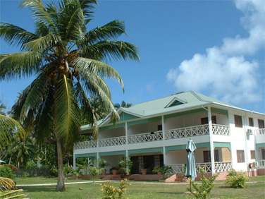 Cet htel  l'architecture inspire des maisons de planteur d'antan
