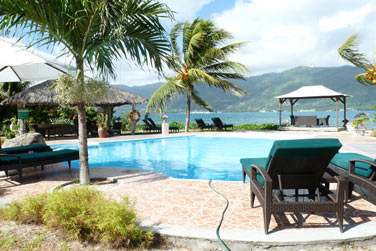 Profitez du calme au bord de la piscine