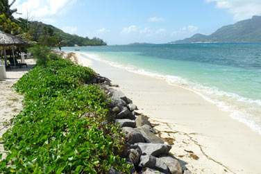 Cerf Island,  10 minutes en bateau de Mah, baigne par les eaux calmes et limpides du Parc National Marin