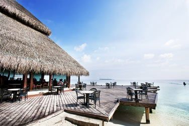 Le Nika Lounge Bar vous sert de dlicieux cocktails face au lagon