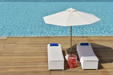 Transats en bord de piscine du mercure