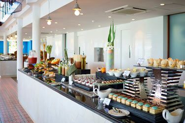 Servis sur un joli buffet.