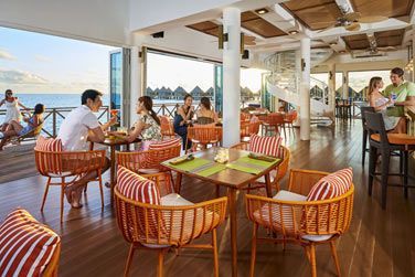 Salle intrieure du Vistas avec ouverture sur mer