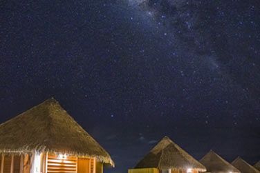 Villa pilotis avec clairages nocturnes, juste magnifique