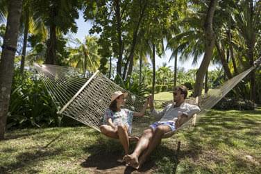 Dtendez-vous sur l'un des hamacs dans les jardins