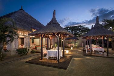 Ce restaurant  la carte surplombe la piscine de l'htel