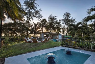 Rhum et collations purement mauricien, ambiance chaleureuse autour d'un feu de camp