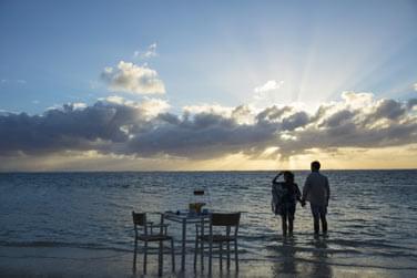 Un dner les pieds dans l'eau au coucher du soleil !