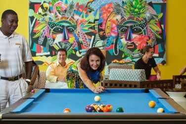 Un moment convivial autour du billard.
