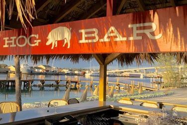 Sirotez de d�licieux cocktails au Hog Bar!