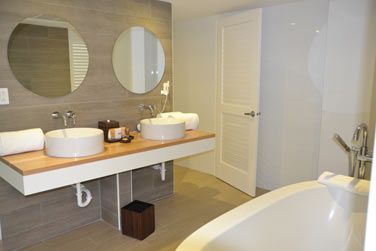 Les salles de bain sont modernes et bien �quip�es.