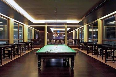 Une table de billard pour des moments conviviaux entre amis ou en famille.