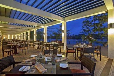 Voici le restaurant principal de l'htel Centara Ceysands Resort & Spa : le Caf Bem !