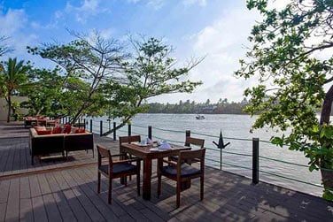 Et sa terrasse vous offrant une jolie vue sur la rivire Bentota.