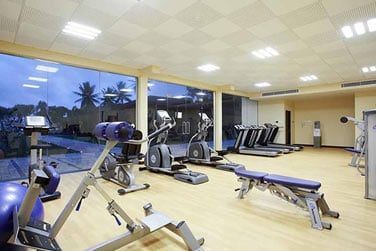 Une salle de sports est ouverte pour les sportifs.