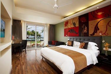 Avec accs direct aux jardins de l'htel et  sa belle piscine.