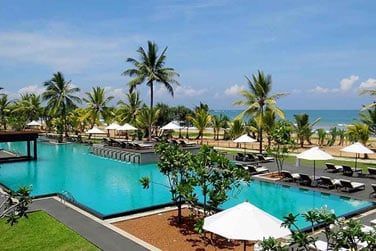 Installez-vous tranquillment sur la plage ou sur les transts autour de la piscine !