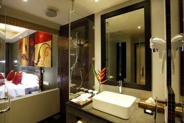 Une salle de bain moderne et bien occupe.