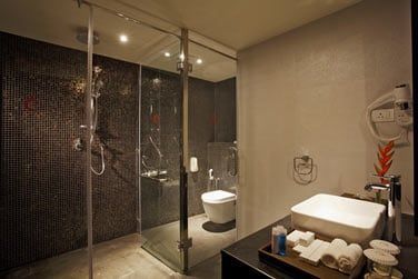 Une salle de bain spacieuse et agrable.