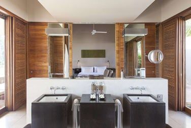 Les salles de bain sont spacieuses et trs bien quipes.