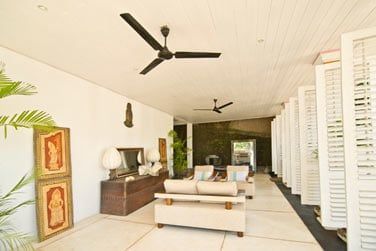 L'htel est dcor de faon sobre et lgante.