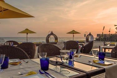 En bordure d'une belle plage de sable dor