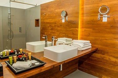 Une salle de bain bien quipe.