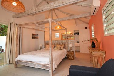 Situe dans un bungalow indpendant, cette chambre offre un cadre trs romantique