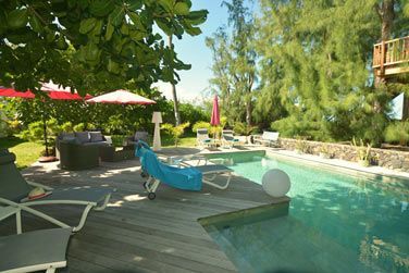 Dtendez-vous au bord de la belle piscine extrieure