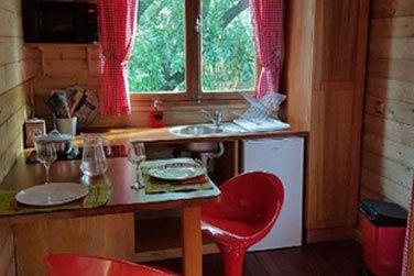 La cuisine entirement quipe de la cabane dans les arbres